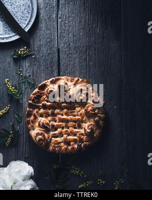 Overhead view of freshly baked apple pie on wooden table Stock Photo