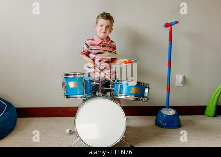 Potret anak laki-laki lucu bermain drumPotret anak laki-laki lucu bermain drum  