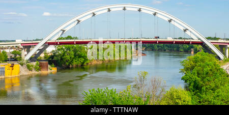 Korean Veterans Blvd suspension bridge over the Cumberland River Nashville Tennessee USA. Stock Photo