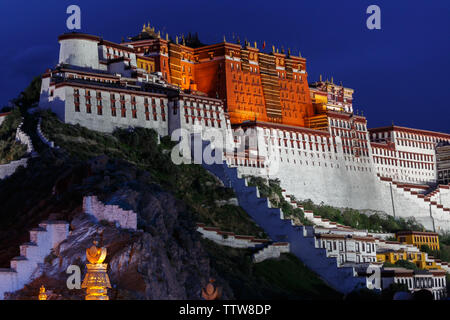 Dark Potala Palace: side view of the Dalai Lama's home. The construction of the palace started in 1645, the Dalai Lama moved into the palce in 1649. Stock Photo