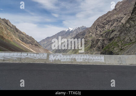 Summer Xinjiang Gobi highway car background Stock Photo