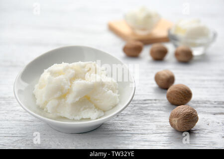 Shea butter in bowl on wooden background Stock Photo - Alamy