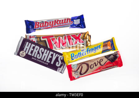 Assortment of candy bars incl. Hershey's Milk Chocolate, Nestle Butterfinger, Baby Ruth, Mars Twix, Dove Chocolate bar Stock Photo