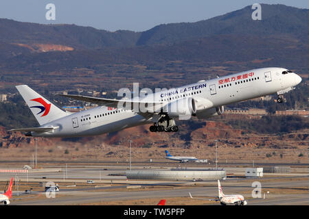 China Eastern Airlines Yunnan Ltd Boeing 787-9 takes off at Kunming Changshui International Airport Stock Photo