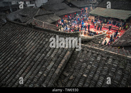 The picture shows a grand scene of Fujian Changting Hakka shanzhai carrying Bodhisattva during the Lantern Festival in the first month of the first month of the Lantern Festival, and the villagers worship the Buddha! Stock Photo