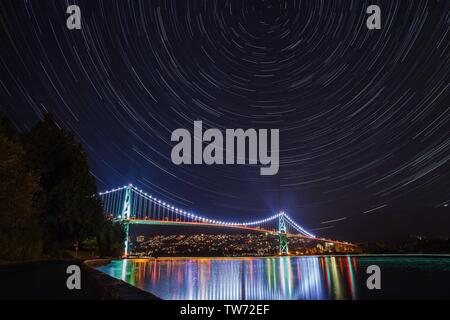 Night view of the star track of the Lion Gate Bridge in Vancouver Stock Photo