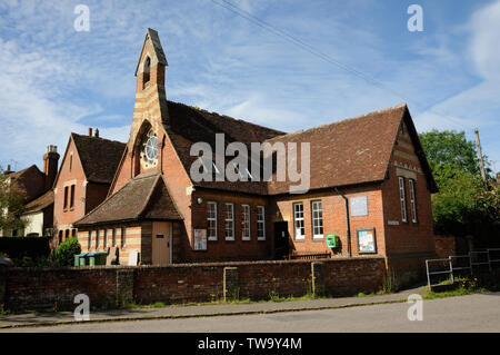 St Mary’s Centre, Church End, Haddenham, Buckinghamshire, was once a village school. It has a tall bellcote, striped in red and yellow, above a Rose w Stock Photo