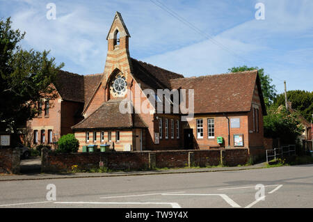 St Mary’s Centre, Church End, Haddenham, Buckinghamshire, was once a village school. It has a tall bellcote, striped in red and yellow, above a Rose w Stock Photo