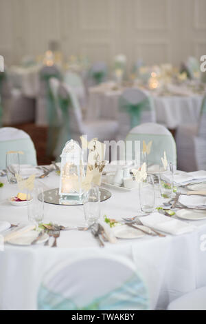 UK Wedding Breakfast Table Layout And Gifts Stock Photo