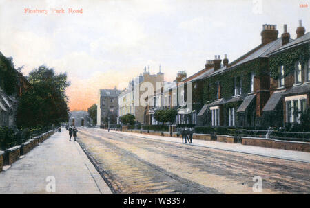 Finsbury Park Road, London. A cold winters morning. View toward the gates of Brownswood Park at the end of the road.     Date: 1905 Stock Photo