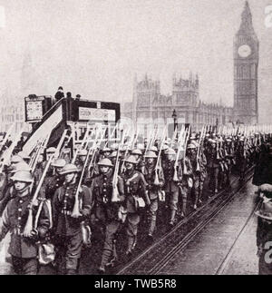 WW1 - British troops crossing Westminster Bridge, London Stock Photo