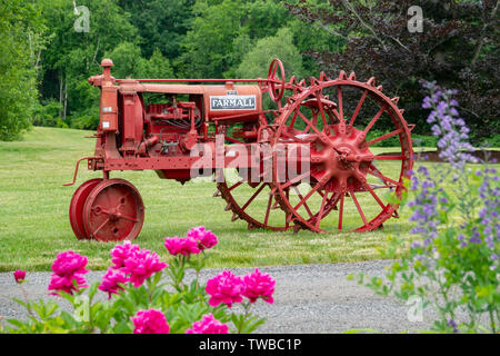 USA Tractor McCormick Deering FARMALL International Harvester vintage antique farm equipment Stock Photo