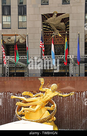 The iconic artworks of Wisdom & Prometheus at Rockefeller Centre, New York City, New York, USA Stock Photo