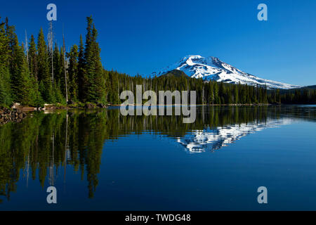 South Sister from Sparks Lake, Cascade Lakes National Scenic Byway, Deschutes National Forest, Oregon Stock Photo