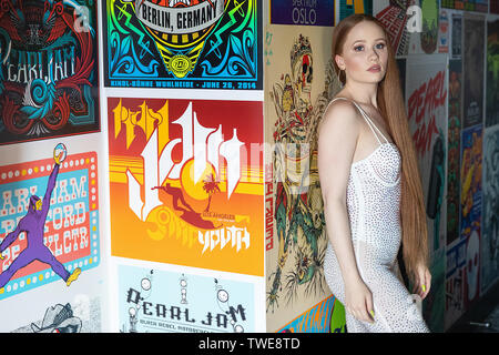 Seattle, Washington, USA. 19th June, 2019. EMPIRE recording artist iyla, poses for a photo in the iconic 'Pearl Jam' suite at the Edgewater Hotel before performing at the ‘Noble Presents' Noble Resorts Summer Music Series on June 19, 2019 in Seattle, Washington. Photo: imageSPACE/MediaPunch Credit: MediaPunch Inc/Alamy Live News Stock Photo