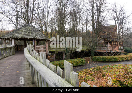 The Treehouse with restaurant with its high roped walkways in Alnwick Gardens at Alnwick castle in Alnwick, Northumberland, Britain   Alnwick castle i Stock Photo