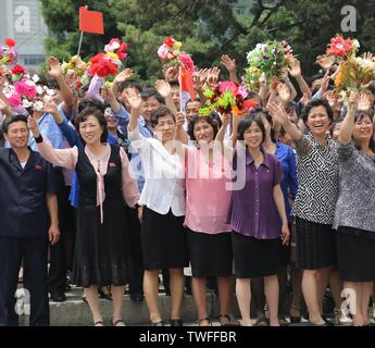 Pyongyang, Democratic People's Republic of Korea (DPRK). 20th June, 2019. People welcome General Secretary of the Central Committee of the Communist Party of China and Chinese President Xi Jinping on the street in Pyongyang, capital of the Democratic People's Republic of Korea (DPRK), June 20, 2019. Xi arrived here Thursday for a state visit to the DPRK. Credit: Jiang Yaping/Xinhua/Alamy Live News Stock Photo