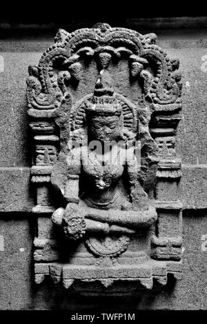 Beautifully carved idols on the inner wall of the Bhuleshwar Temple, Yawat, Maharashtra, India Stock Photo