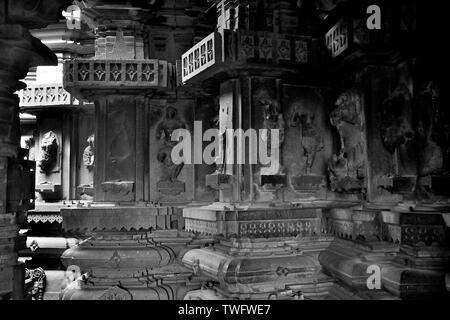 Beautifully carved idols on the inner wall of the Bhuleshwar Temple, Yawat, Maharashtra, India Stock Photo