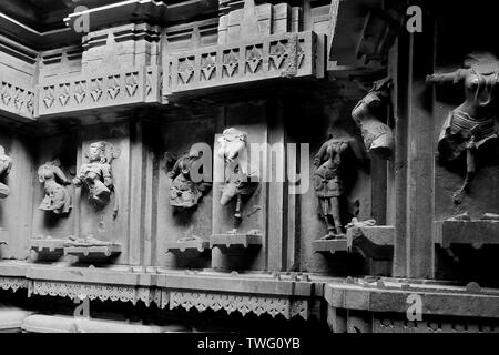 Beautifully carved idols on the inner wall of the Bhuleshwar Temple, Yawat, Maharashtra, India Stock Photo