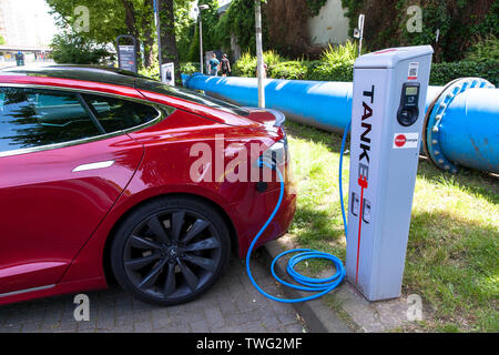 a Tesla Modell S at a charging station of the Mobilstation on the  Charles-de-Gaulle square in the district Deutz, Cologne, Germany. With a  direct conn Stock Photo - Alamy