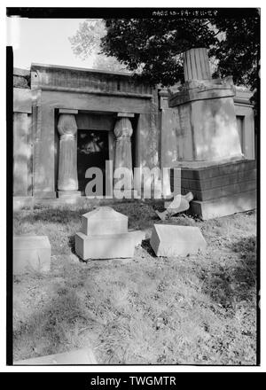 RIVER SECTION, FRANK LENNIG MAUSOLEUM, LOOKING FROM THE WEST - Laurel Hill Cemetery, 3822 Ridge Avenue, Philadelphia, Philadelphia County, PA Stock Photo