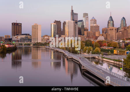 TRAIL WALK SCHUYLKILL RIVER DOWNTOWN SKYLINE PHILADELPHIA PENNSYLVANIA USA Stock Photo