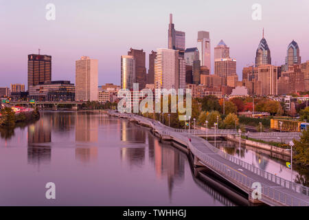 TRAIL WALK SCHUYLKILL RIVER DOWNTOWN SKYLINE PHILADELPHIA PENNSYLVANIA USA Stock Photo