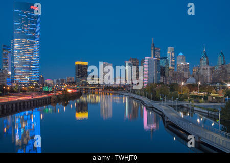 TRAIL WALK SCHUYLKILL RIVER DOWNTOWN SKYLINE PHILADELPHIA PENNSYLVANIA USA Stock Photo