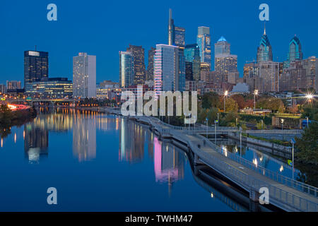 TRAIL WALK SCHUYLKILL RIVER DOWNTOWN SKYLINE PHILADELPHIA PENNSYLVANIA USA Stock Photo