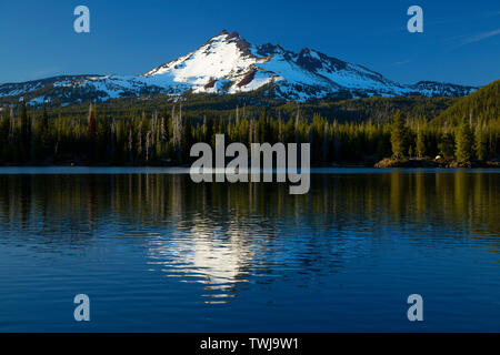 Broken Top from Sparks Lake, Cascade Lakes National Scenic Byway, Deschutes National Forest, Oregon Stock Photo