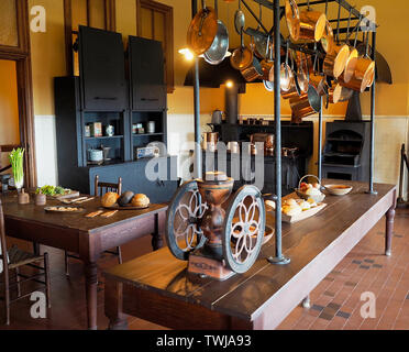 https://l450v.alamy.com/450v/twja93/main-kitchen-at-biltmore-estates-in-asheville-nc-twja93.jpg