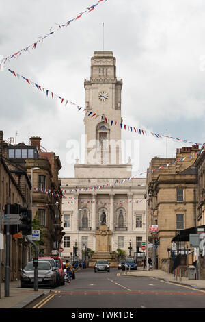 Barnsley Town Hall and cenotaph, Barnsley, South Yorkshire, England, UK Stock Photo