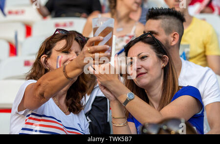 Nice, Frankreich. 19th June, 2019. France, Nice, Stade de Nice, 19.06.2019, Football - FIFA Women's World Cup - Japan - England Image: vl franzosischeFans in Nice | usage worldwide Credit: dpa/Alamy Live News Stock Photo