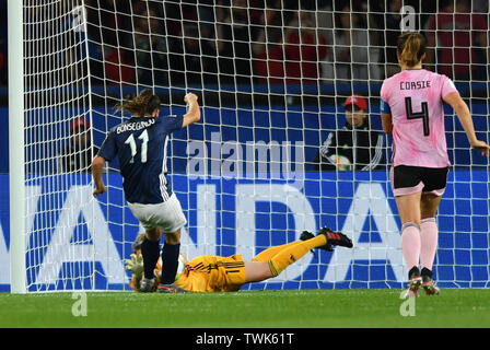 Paris, Frankreich. 19th June, 2019. Lee Alexander (goal-goalie, Scotland) (1) holds the penalty byMaria Florencia Bonsegundo (Argentina) (11), 19.06.2019, Paris (France), Football, FIFA Women's World Cup 2019, Scotland - Argentina, FIFA REGULATIONS PROHIBIT ANY USE OF PHOTOGRAPHS AS IMAGE SEQUENCES AND/OR QUASI VIDEO. | usage worldwide Credit: dpa/Alamy Live News Stock Photo