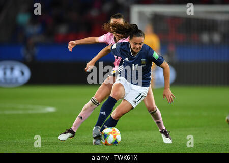 Maria Florencia Bonsegundo (Argentina) (11) with Ball in front of a Scotswoman, 19.06.2019, Paris (France), Football, FIFA Women's World Cup 2019, Scotland - Argentina, FIFA REGULATIONS PROHIBIT ANY USE OF PHOTOGRAPH AS IMAGE SEQUENCES AND/OR QUASI -VIDEO. | usage worldwide Stock Photo