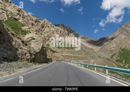 Summer Xinjiang Gobi highway car background Stock Photo