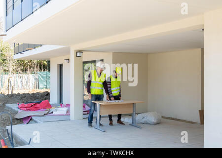 Site meeting, verification of plans by the Foreman Stock Photo