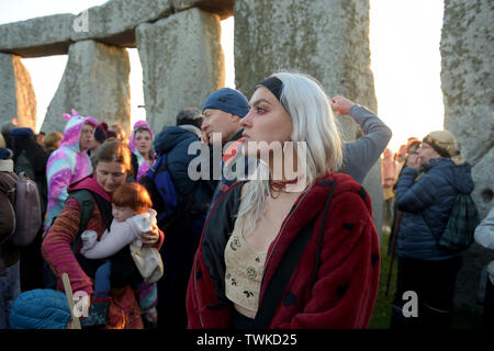 Waiting for the sun, Revellers at Stonehenge in Wiltshire welcome the Summer solstice. Solstice from the Latin word sol sistere meaning Sun standstill Stock Photo