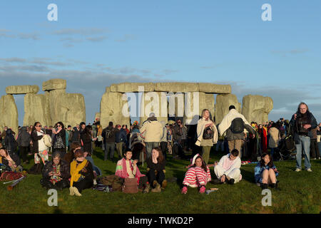 Waiting for the sun, Revellers at Stonehenge in Wiltshire welcome the Summer solstice. Solstice from the Latin word sol sistere meaning Sun standstill Stock Photo