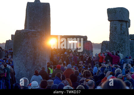 Waiting for the sun, Revellers at Stonehenge in Wiltshire welcome the Summer solstice. Solstice from the Latin word sol sistere meaning Sun standstill Stock Photo