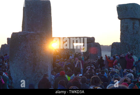 Waiting for the sun, Revellers at Stonehenge in Wiltshire welcome the Summer solstice. Solstice from the Latin word sol sistere meaning Sun standstill Stock Photo