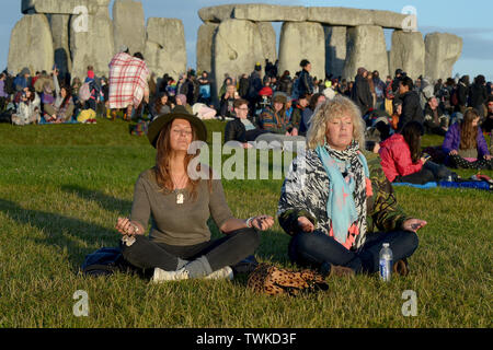 Waiting for the sun, Revellers at Stonehenge in Wiltshire welcome the Summer solstice. Solstice from the Latin word sol sistere meaning Sun standstill Stock Photo