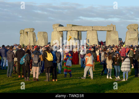 Waiting for the sun, Revellers at Stonehenge in Wiltshire welcome the Summer solstice. Solstice from the Latin word sol sistere meaning Sun standstill Stock Photo