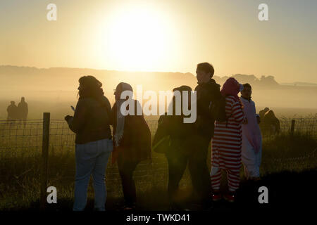 Waiting for the sun, Revellers at Stonehenge in Wiltshire welcome the Summer solstice. Solstice from the Latin word sol sistere meaning Sun standstill Stock Photo