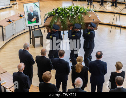 Dresden, Germany. 21st June, 2019. After the act of mourning the former president of the Saxon state parliament, Erich Iltgen, policemen carry the coffin from the plenary hall of the Saxon state parliament. The CDU politician, who died a week and a half ago at the age of 78, is honoured with a state act in parliament - the first ever. Credit: Robert Michael/dpa-Zentralbild/dpa/Alamy Live News Stock Photo