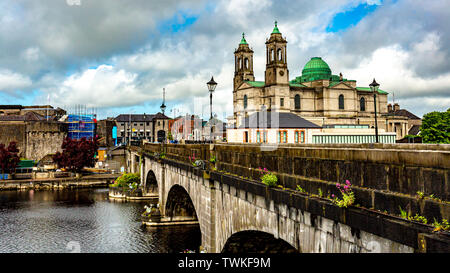 Beautiful view of the city of Athlone with its bridge over the river Shannon, the parish church of Ss. Peter and Paul and the castle Stock Photo