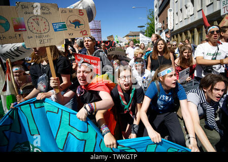 Aachen, Germany. 21st June, 2019. Numerous young participants take part in the climate demonstration Fridays for Future. Credit: Henning Kaiser/dpa/Alamy Live News