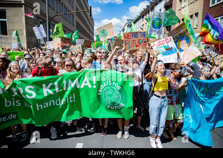 Aachen, Germany. 21st June, 2019. Numerous young participants take part in the climate demonstration Fridays for Future. Credit: Marcel Kusch/dpa/Alamy Live News