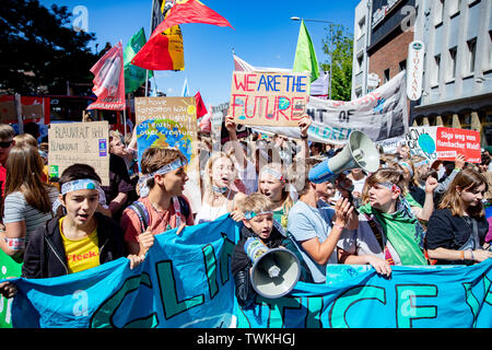 Aachen, Germany. 21st June, 2019. Numerous young participants take part in the climate demonstration Fridays for Future. Credit: Marcel Kusch/dpa/Alamy Live News